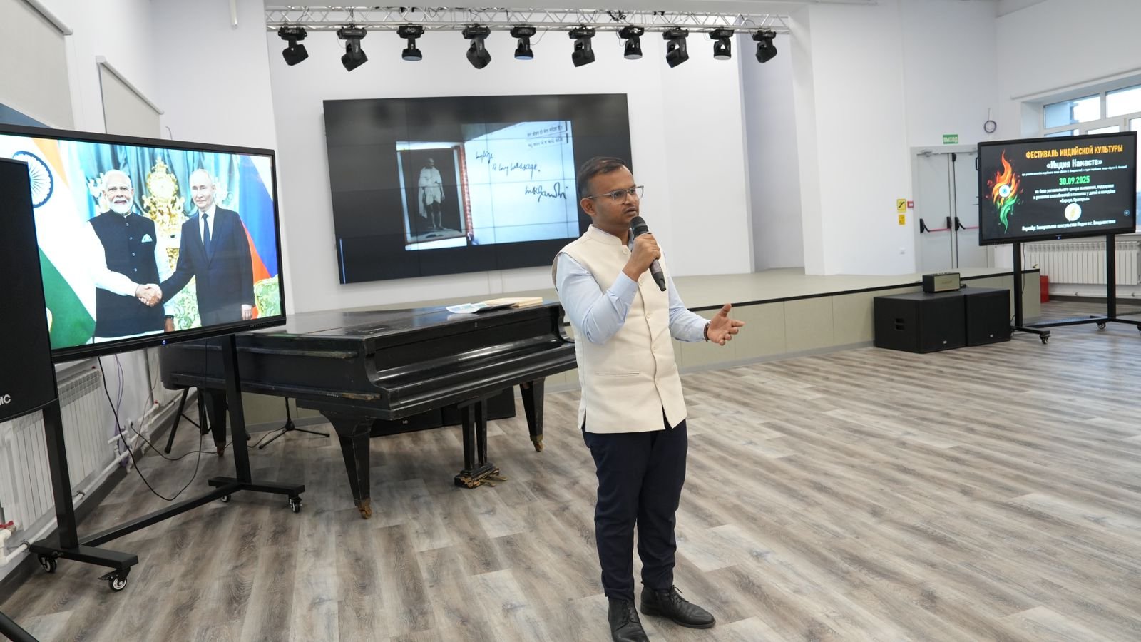 Consul General Mr. Siddarth Gowrav shares Gandhiji’s message of Truth and Non-Violence with Russian Students at Sirius.Primory