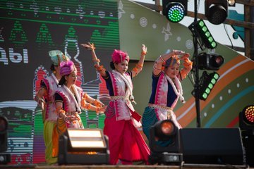 In Yakutsk, the Indian Manipuri classical dance performance by Guru Khumanthem Narmada Devi and her team from the Narmada Cultural Organization performed during the national holiday of the Republic of Sakha (Yakutia), Ysyakh. The performance followed with a master class for all interested guests.