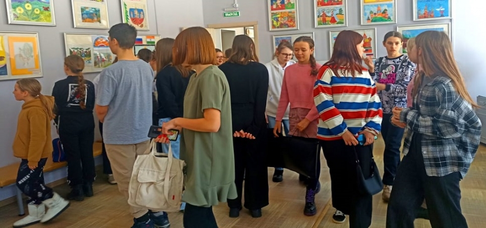 An exhibition at the Children's Art School of Lessozavodsk 